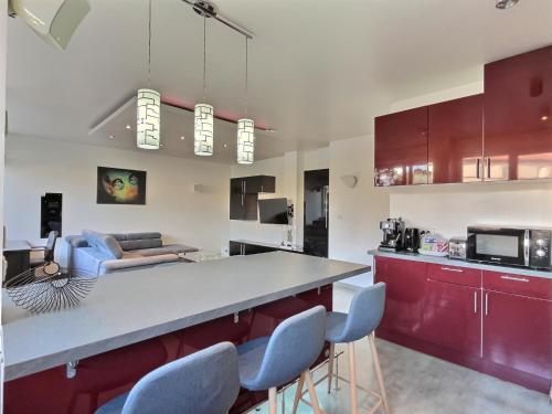 Η κουζίνα ή μικρή κουζίνα στο ''Magic Red'' de Miss.K Conciergerie