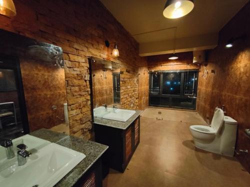 ein Bad mit einem WC und einem Waschbecken in der Unterkunft Hotel Poles Apart in Shillong