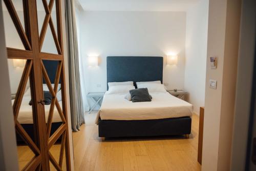 um quarto com uma cama com uma cabeceira azul em Al Pescatore - B&B em Bari