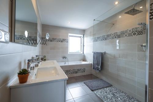 y baño con lavabo, bañera y ducha. en L'Albigeoise des Templiers - Piscine - Vue panoramique, en Cunac