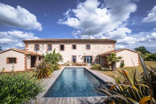 Villa con piscina frente a una casa en L'Albigeoise des Templiers - Piscine - Vue panoramique, en Cunac