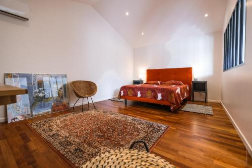 une chambre avec un lit et un tapis dans l'établissement Tonnelle Gaillacoise - Piscine - Climatisation, à Gaillac