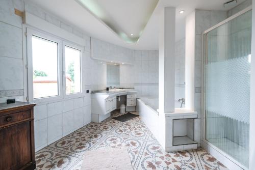 une salle de bain avec une baignoire, un lavabo et une douche dans l'établissement Tonnelle Gaillacoise - Piscine - Climatisation, à Gaillac