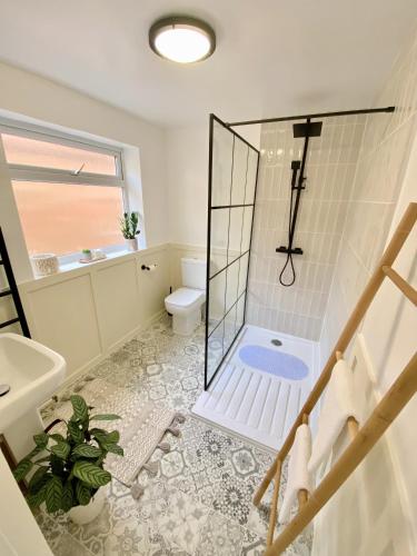 a bathroom with a shower and a toilet at Carlton House in Northampton