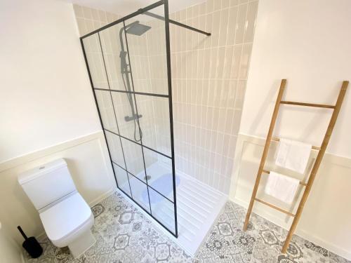 uma casa de banho com uma cabina de duche em vidro e um WC. em Carlton House, 3 Bedroom, Cinema, Mini golf, Wifi em Spinney Hill