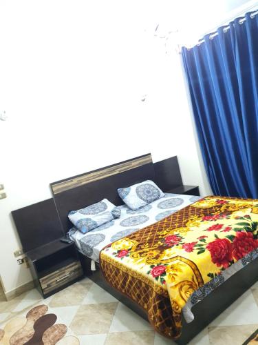 Łóżko lub łóżka w pokoju w obiekcie فيلا بحمام سباحه