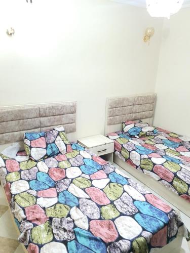 Cama o camas de una habitación en فيلا بحمام سباحه