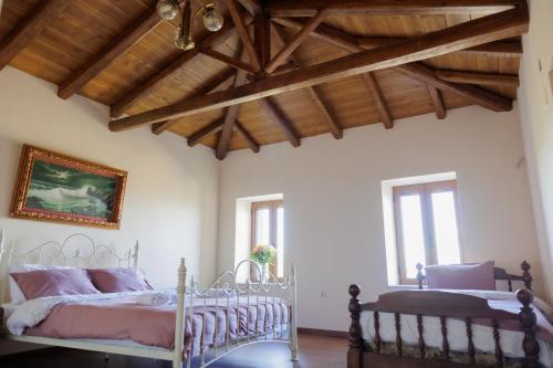 Ένα ή περισσότερα κρεβάτια σε δωμάτιο στο Taygeti's mountain lodge