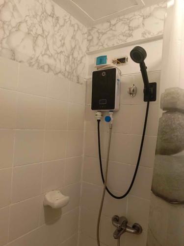 baño con ducha y secador de pelo en la pared en Condo in Davao city 2 bedroom Camella north point, en Davao City