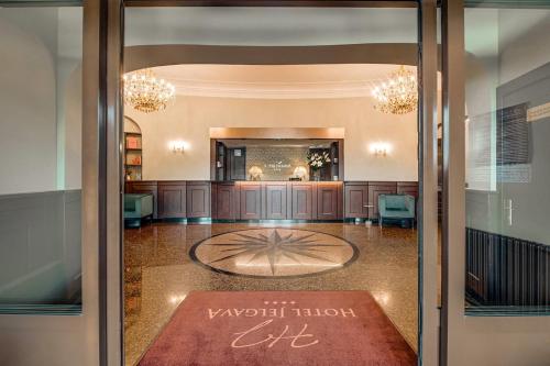 un vestíbulo con vistas a la edición luminosa de vaughan en Hotel Jelgava, en Jelgava