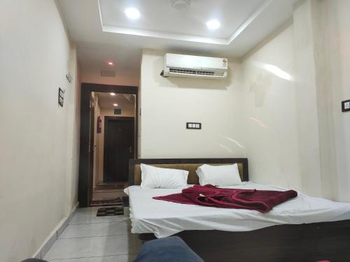 um quarto com uma cama com um cobertor vermelho em hotel star villa residensy em Ujaim