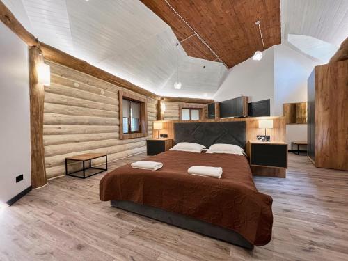 Un pat sau paturi într-o cameră la Ліс&More