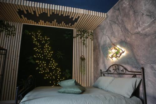 um quarto com uma cama com uma árvore de Natal na parede em Roma Imperial Suites em Roma