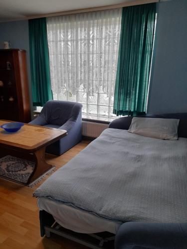 Un pat sau paturi într-o cameră la Fewo Wellnesspalast