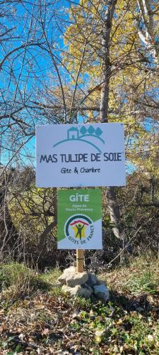 a sign that says was turtle die some are a creature at Mas Tulipe de Soie in Bevons