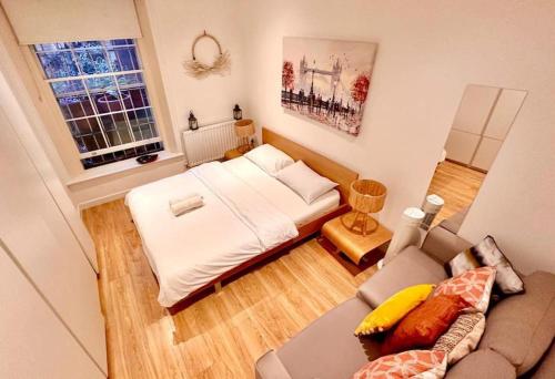 Katil atau katil-katil dalam bilik di H1: Stunning Large Apt - Under 100m to Piccadilly Circus!