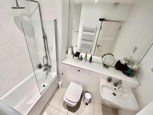a bathroom with a shower toilet and a sink at H1: Stunning Large Apt - Under 100m to Piccadilly Circus! in London