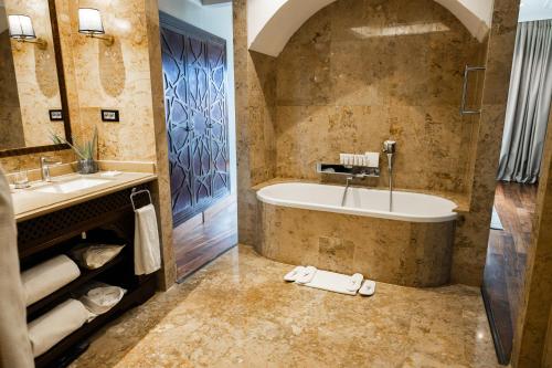 bagno con vasca e lavandino di Nobu Hotel Marrakech a Marrakech