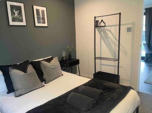 1 dormitorio con 1 cama grande con almohadas en 1 bedroom rural cabin retreat with hot tub in Hambrook close to Bristol city centre, en Bristol
