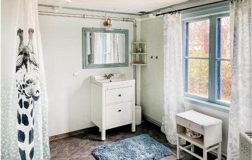 a bathroom with a sink and a mirror at Lovely Home In Lingbo With Wifi in Lingbo