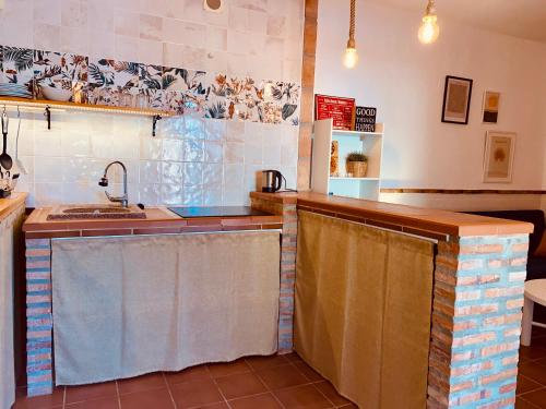 Η κουζίνα ή μικρή κουζίνα στο La Casita del Cactus - Casa de campo con piscina