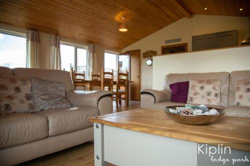 a living room with a couch and a table at Middlesex Lodge in Richmond