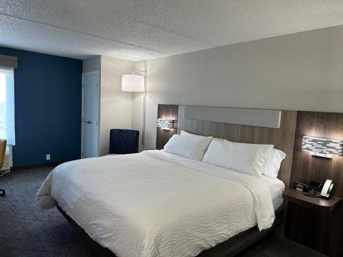 een groot wit bed in een hotelkamer bij Holiday Inn Express & Suites Eden Prairie - Minneapolis, an IHG Hotel in Eden Prairie