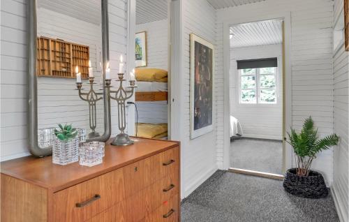 um quarto com uma cómoda e um quarto com beliches em Beautiful Home In Lgstrup With Outdoor Swimming Pool em Løgstrup