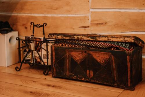 an old iron box sitting on a floor with a wall at Magaze de Luxe in Gradačac