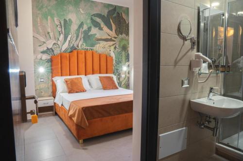 um quarto com uma cama e uma casa de banho com um lavatório em VILLA PORPORA em Pompeia