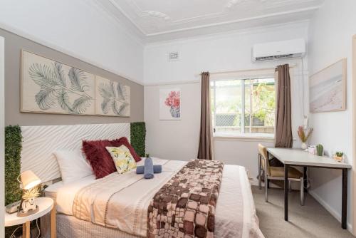 een slaapkamer met een bed, een bureau en een raam bij Boutique Private Suite 7 Min Walk to Sydney Domestic Airport 3- ROOM ONLY in Sydney