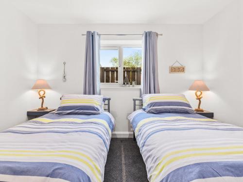 A bed or beds in a room at Seaborne Cottage