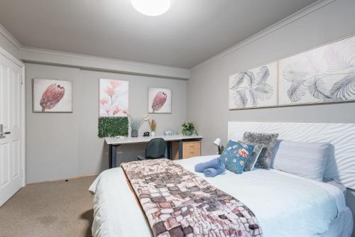 Een bed of bedden in een kamer bij Boutique Private Rm 7 Min Walk to Sydney Domestic Airport - SHAREHOUSE