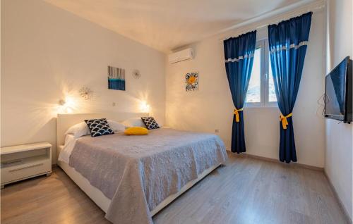 um quarto com uma cama com cortinas azuis em Nice Apartment In Pag With Wi-fi em Pag