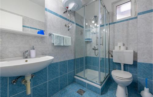 uma casa de banho com um lavatório, um WC e um chuveiro em Nice Apartment In Pag With Wi-fi em Pag