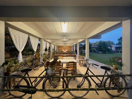 een groep fietsen geparkeerd op een patio bij Nadoiview Homestay นาดอยวิวโฮมสเตย์ in Pua