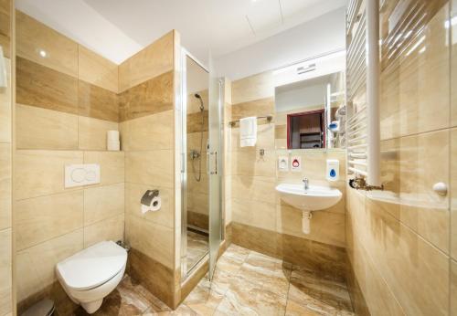 Koupelna v ubytování Hotel Golden City Garni