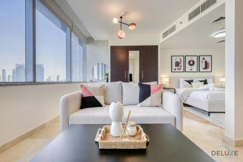 Postel nebo postele na pokoji v ubytování Airy Studio at Sky Gardens DIFC by Deluxe Holiday Homes