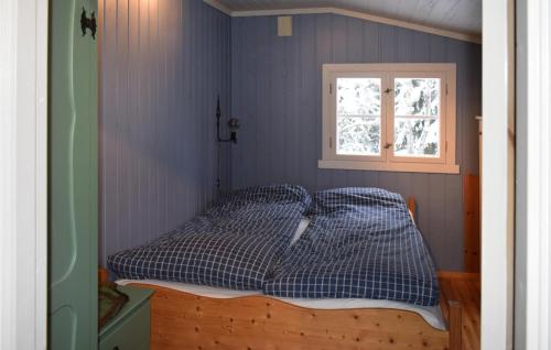 Bett in einem Zimmer mit Fenster in der Unterkunft Awesome Home In Eggedal With House A Mountain View in Eggedal