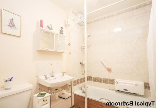 a bathroom with a sink and a toilet and a tub at sahtumanstrevcasda in Koudougou