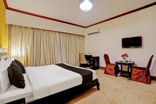 Un pat sau paturi într-o cameră la Townhouse Royal Palms Hotel - Rose