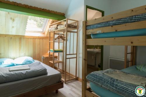 een slaapkamer met 2 stapelbedden en een raam bij Auberge La Soulan in Boutx