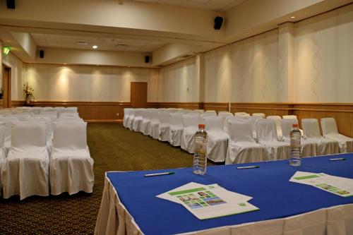 a conference room with white tables and white chairs at Holiday Inn La Piedad by IHG in La Piedad Cavadas