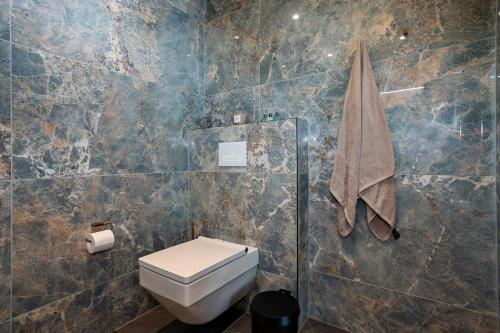 Un baño de Elegant Seaview Penthouse 3BR Ensuite Luxury Retreat with Sauna and Free Parking