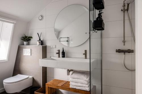 uma casa de banho com um lavatório e um chuveiro em Lovely private cottage near Amsterdam em Broek in Waterland