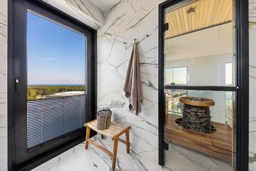 Un balcón o terraza en Elegant Seaview Penthouse 3BR Ensuite Luxury Retreat with Sauna and Free Parking