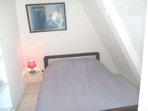 une chambre avec un lit et un tableau au mur dans l'établissement Appartement en bord de mer avec piscine, terrasse et parking privé - FR-1-387-67, à Marseillan