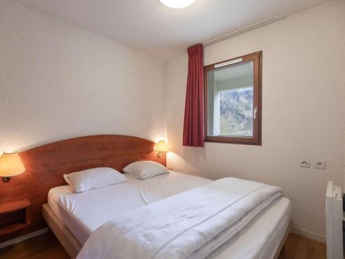 une chambre avec un grand lit et une fenêtre dans l'établissement Duplex 7 pers - Terrasse Sud, Piscine, Salle de Fitness, Proche Pistes - FR-1-404-197, à La Mongie