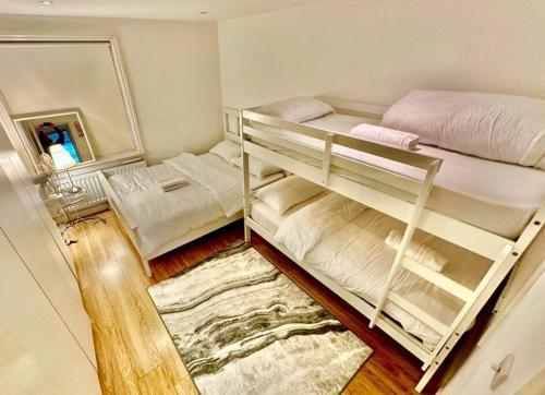 a bedroom with two bunk beds and a mirror at H3: Fantastic Apt - 100m from Piccadilly Circus!! in London