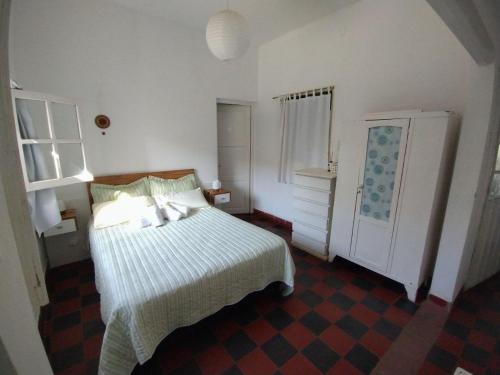 1 dormitorio con cama y ventana en Hospedaje DCB en Capilla del Monte